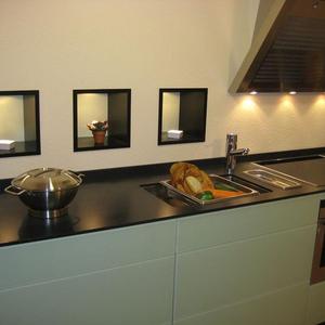 Küche Modern - Grifflose Glasfront  