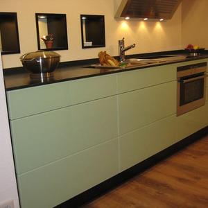 Küche Modern - Grifflose Glasfront 